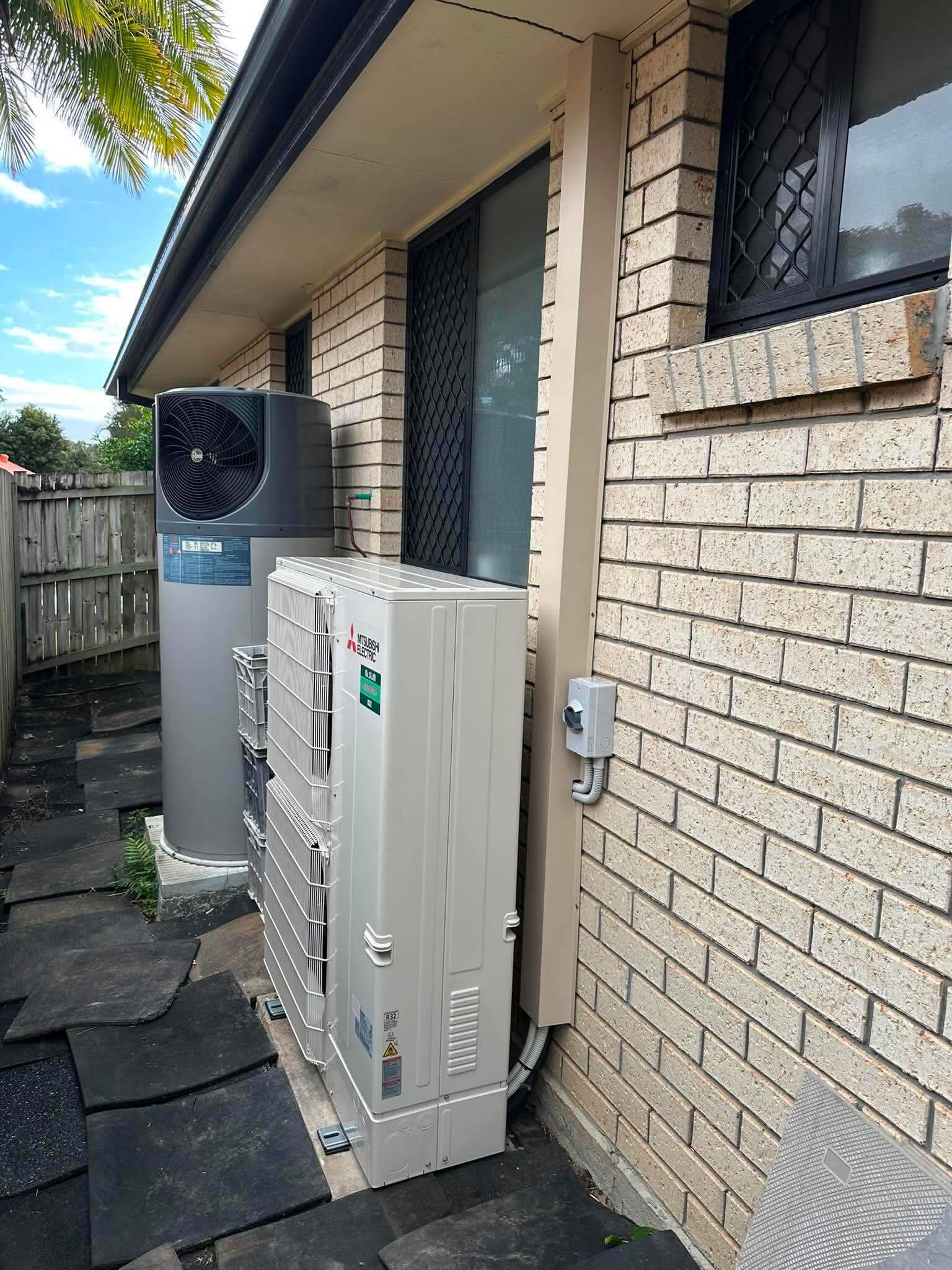 Mitsubishi Electric 14kw single phase but maximum efficiency and power running the dc 3 phase compressor motors. Only the best!